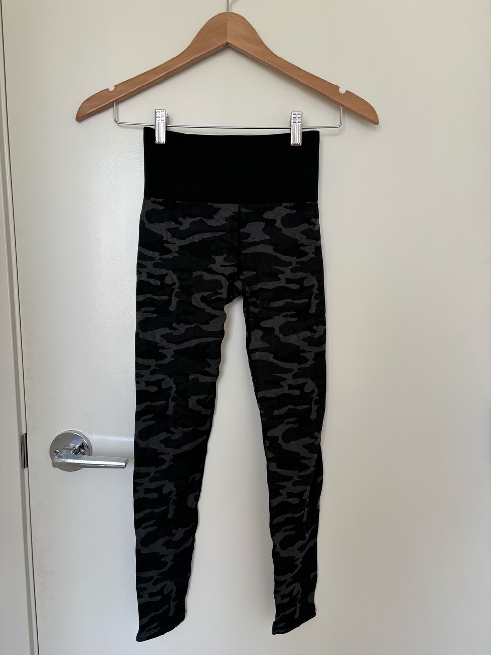 Soul Cycle Black & Charcoal Camo Leggings Size XS